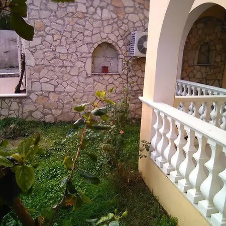 Dennis L Apartmán *